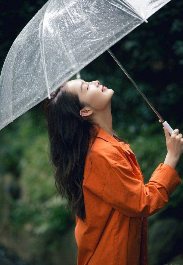 季节 雨天如何穿出唯美感？李沁的橘色衬衫，将成为“最美雨季穿搭”