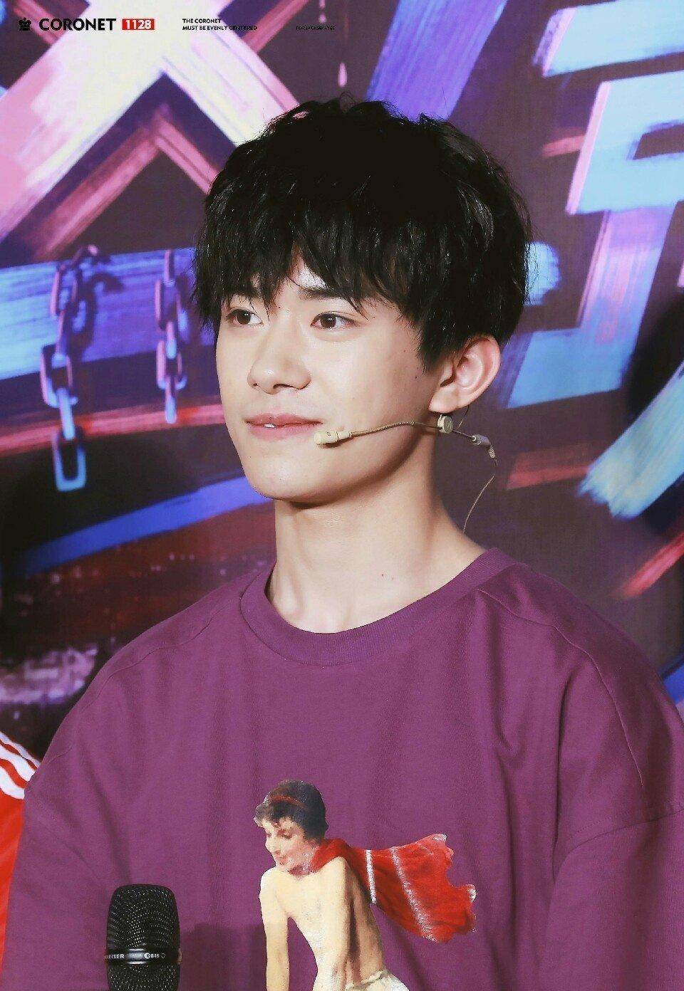 阳光 易烊千玺示范男友风穿搭，阳光大男孩魅力十足，时尚又帅气！