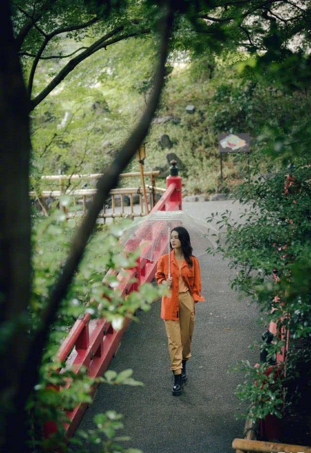 季节 雨天如何穿出唯美感？李沁的橘色衬衫，将成为“最美雨季穿搭”