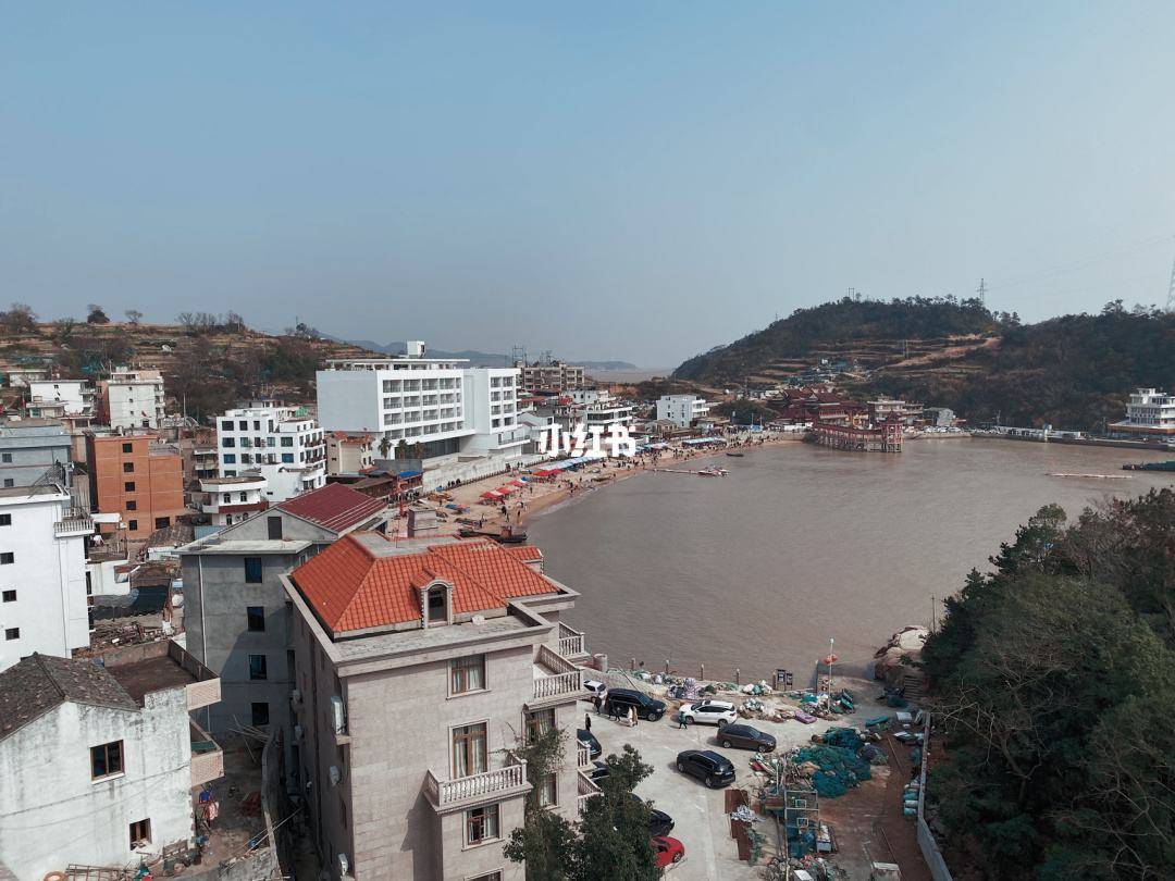 浙江温州一座岛屿，是洞头区第一大岛，交通便捷