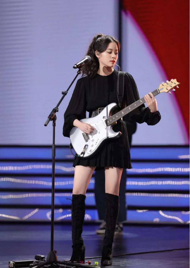 黑色 欧阳娜娜的穿搭宝典!各种风格可盐可甜,跟着学让你变身鬼马少女