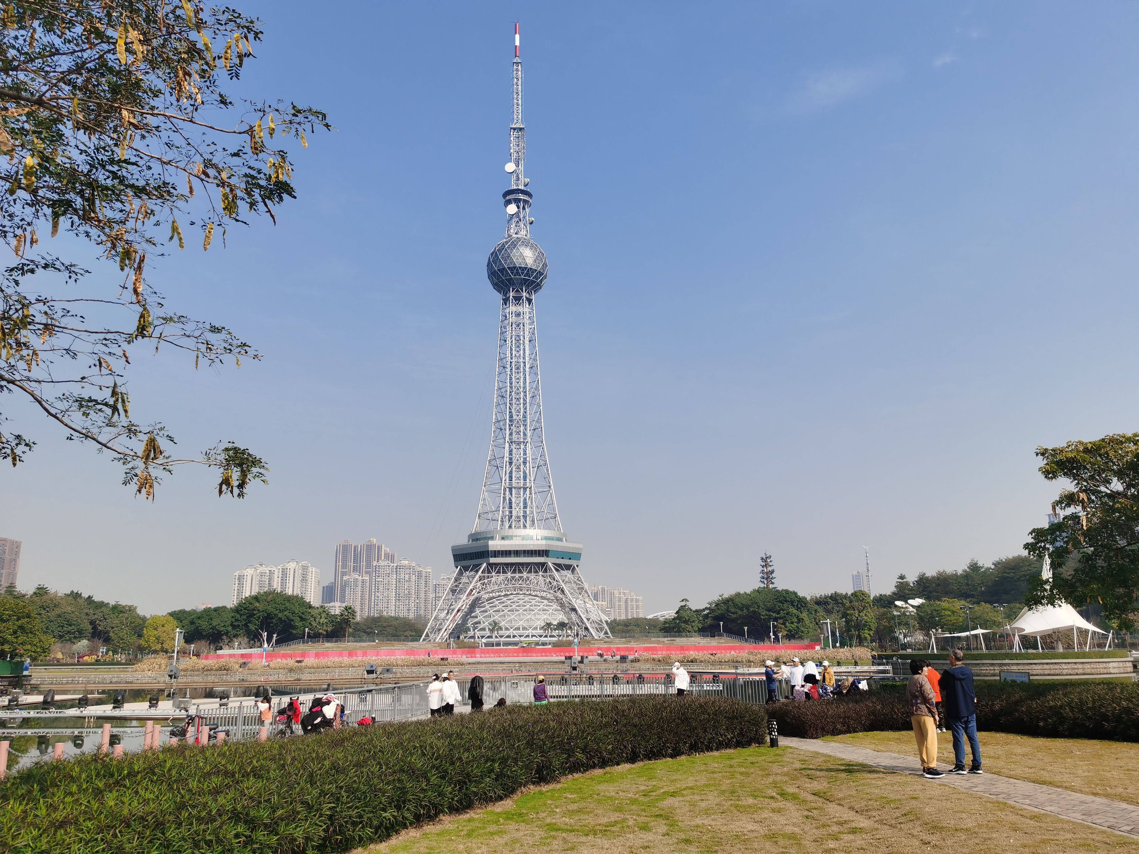 地处佛山城市中轴线的文华公园电视塔是其标志爱是它的主题