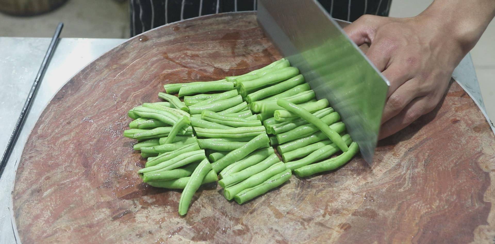 下锅|“四季豆炒肉”万万不可直接下锅炒，这样做脆嫩鲜香，无毒不夹生