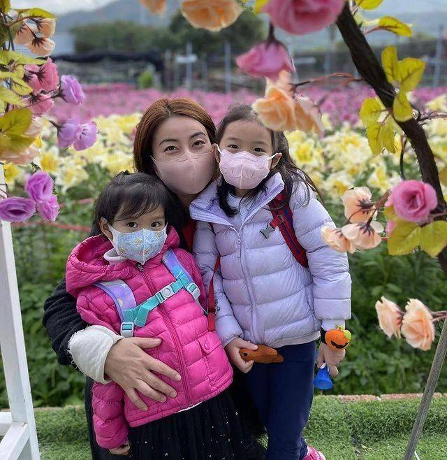 原创霍启刚一家四口出行小女儿继承奶奶大眼睛郭晶晶穿中国红超美