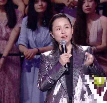 发型杨超越又上热搜！狂吹星推官彩虹屁，46岁龙丹妮时尚感真的强吗？