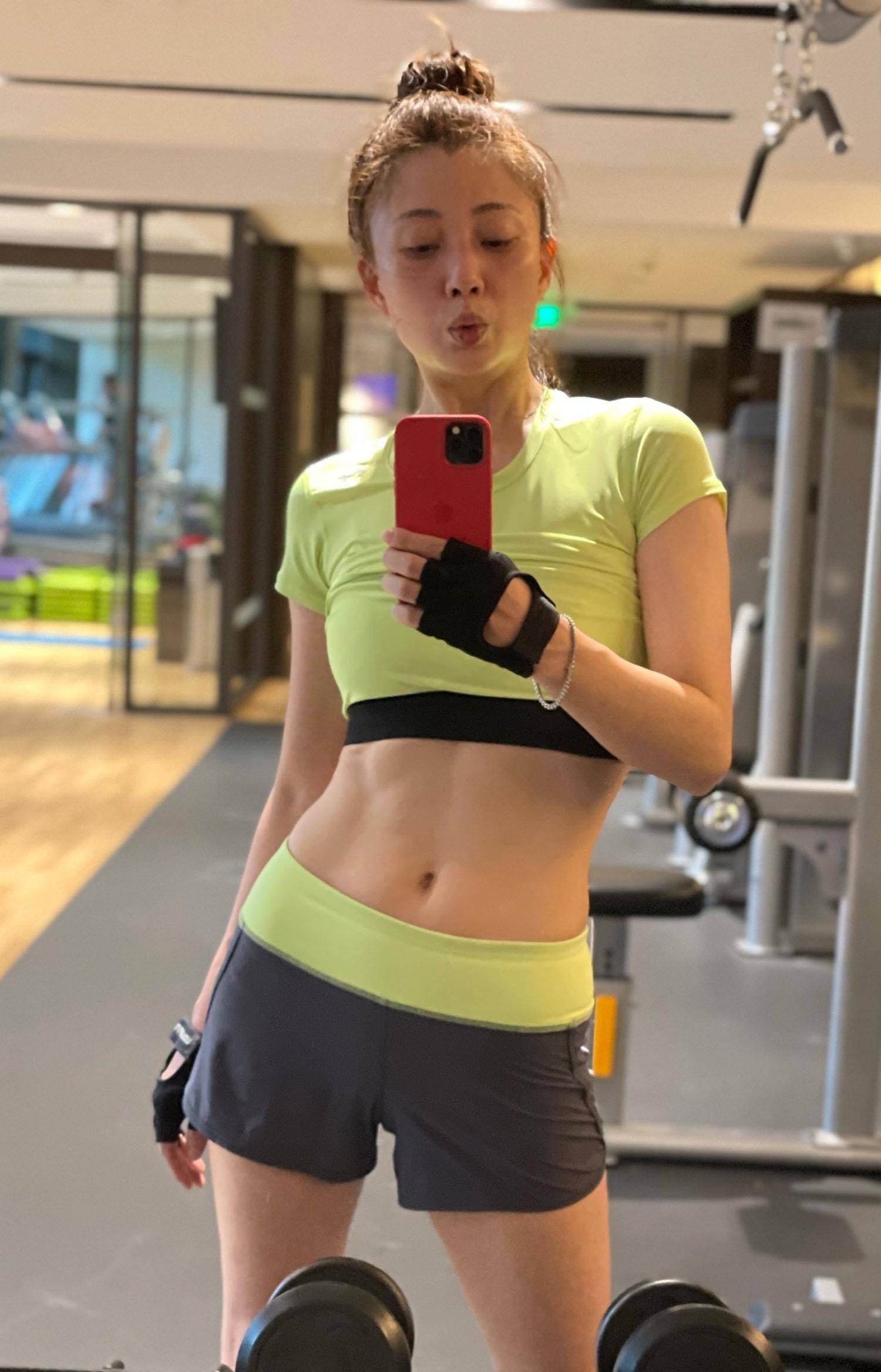 八卦|殷桃网上大秀比基尼身材和贴身男教练的“醉翁之意”