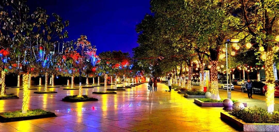 【头条】“欢欢喜喜迎新年，年味飘香到广元！”公园广场霓虹闪亮