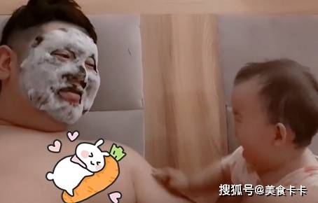 爱美“最臭美奶爸”敷面膜带娃火了，娃被吓得一激灵：这是人干的事？
