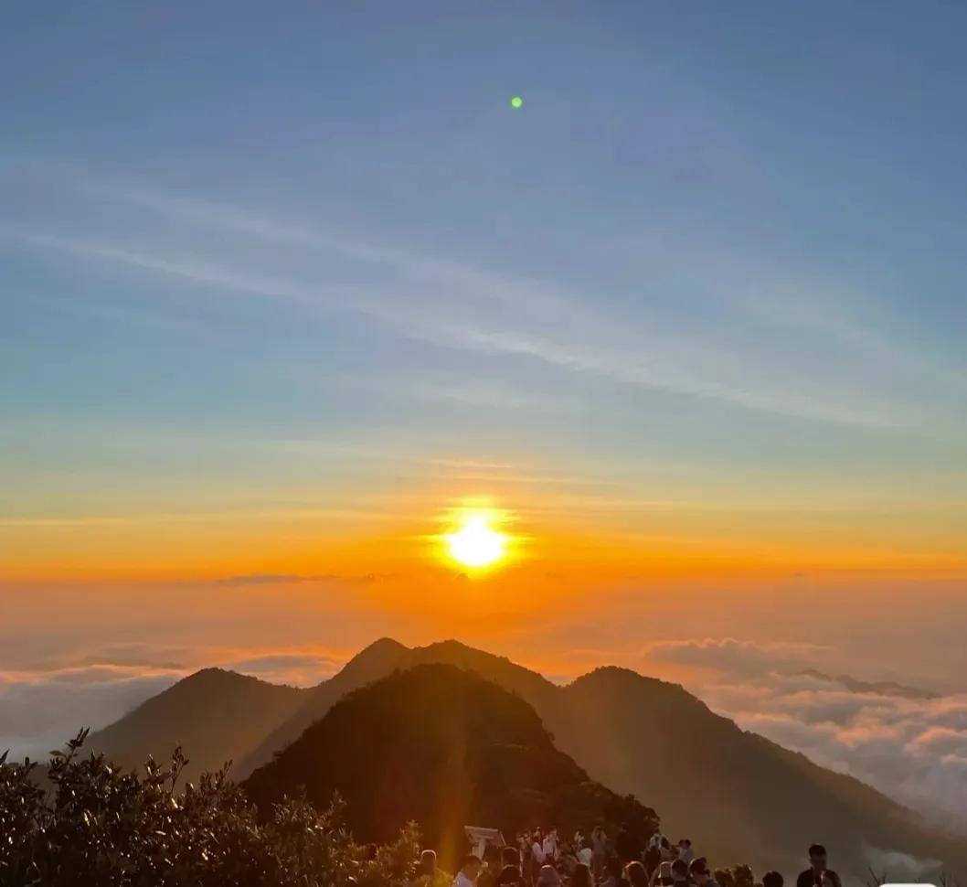 尖峰岭日出图片