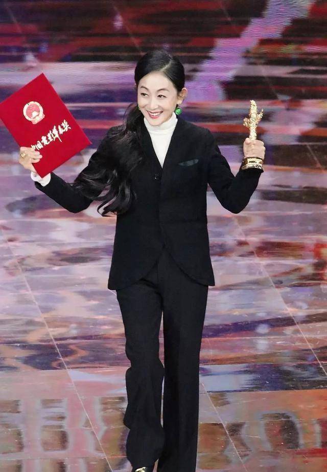主演电视剧《相依年年》获得第8届上海电视节白玉兰奖最佳女主角奖