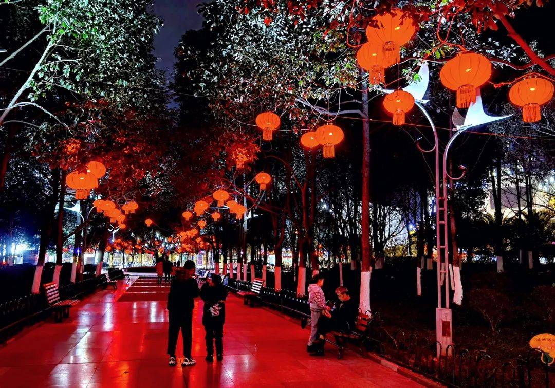 节日|【头条】“欢欢喜喜迎新年，年味飘香到广元！”公园广场霓虹闪亮