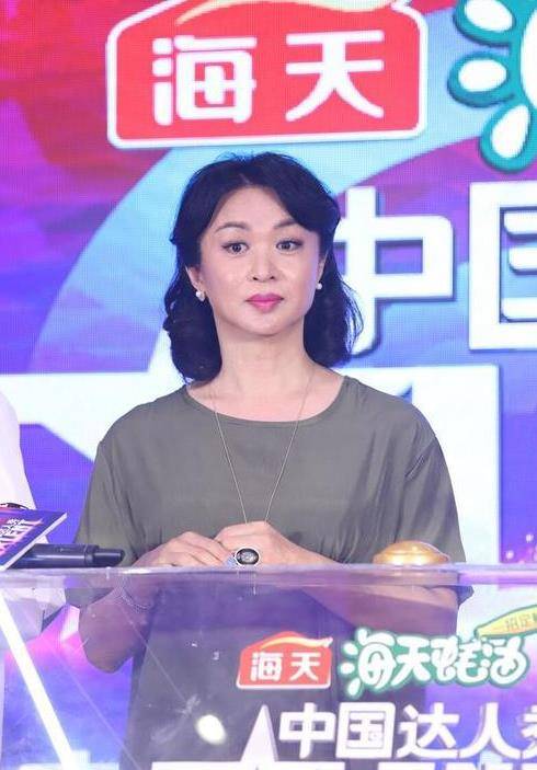 几十次整容手术整成梅艳芳,没日没夜的捞金,金星见她都瞠目结舌_张丽