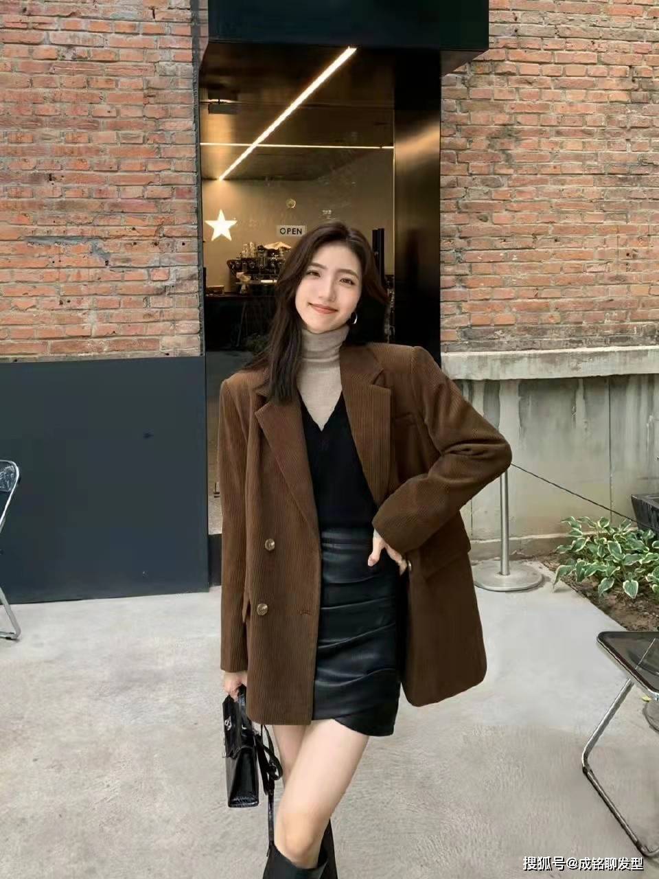 黑色 建议奔四奔五的女性多穿短外套,时髦好搭配,尽显干练利落的气质