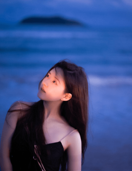 女神赵露思晒出性感写真大片，穿吊带裙海边秀美腿，牛奶肌嫩得掐出水