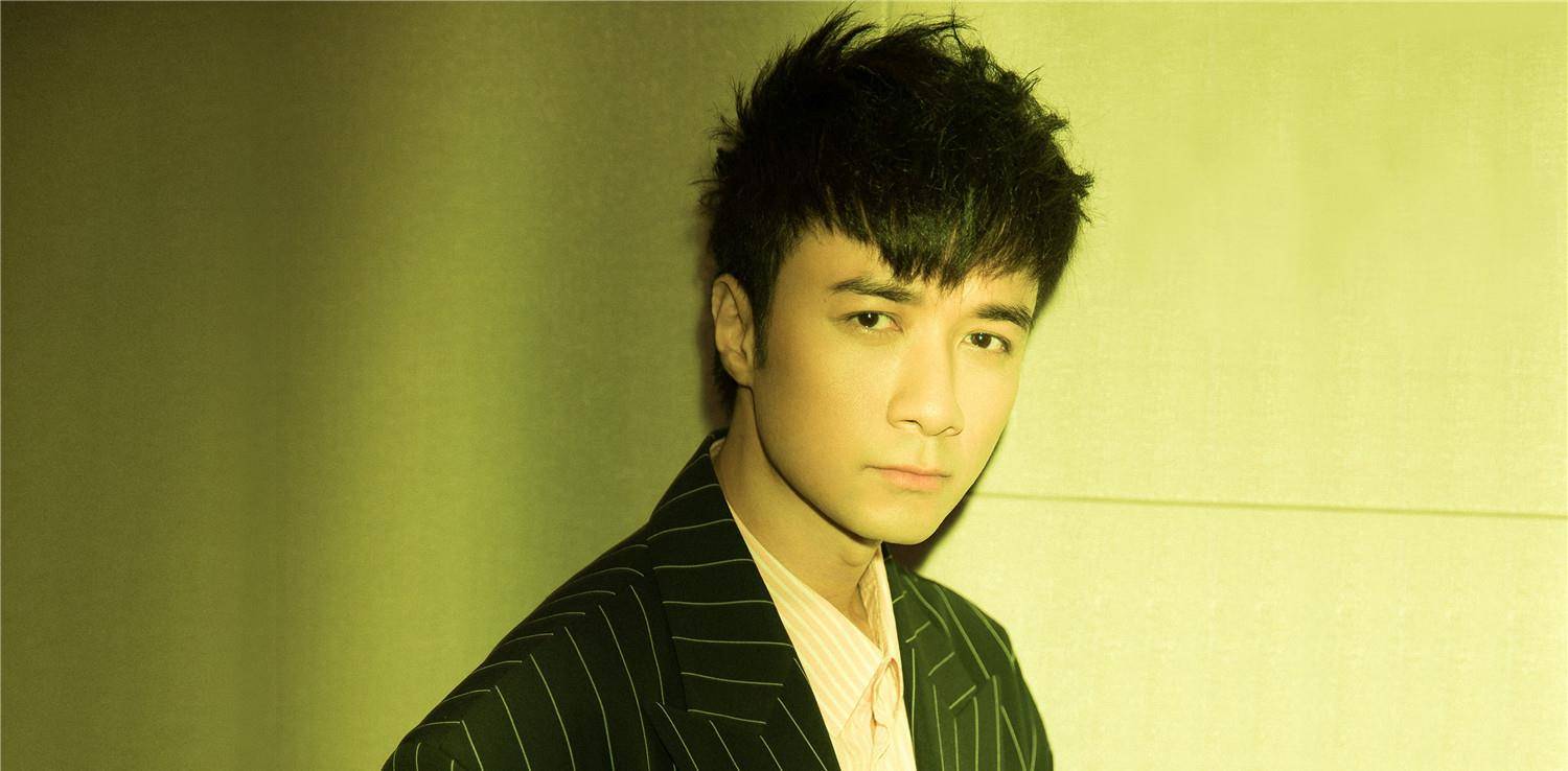 Kpl选手西装照出炉 鹏鹏撞脸古巨基 一诺西装革履成 小大人 507彩票app Kpl选手西装照出炉 鹏鹏撞脸古巨基 一诺西装革履成 小大人 507彩票app