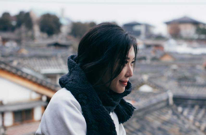 女孩子 田朴珺很有“女王”气质范,穿一套红色西服套装高级干练,美腻了