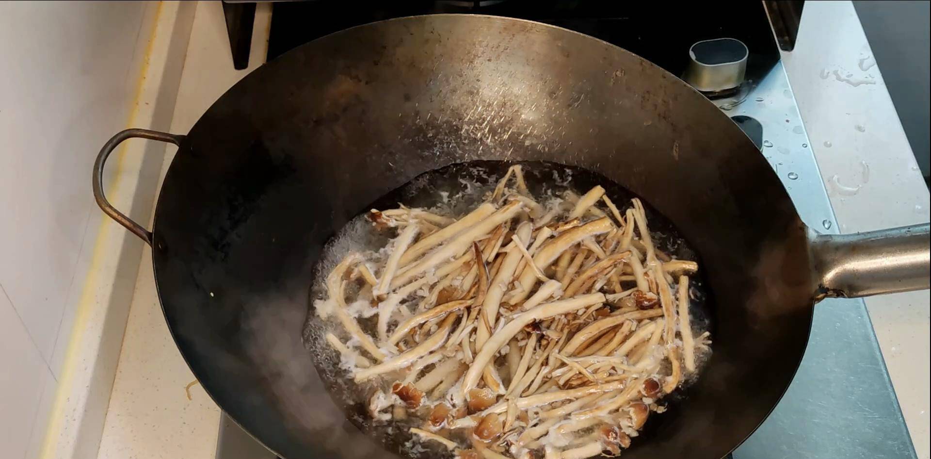 姜片|強(qiáng)身健體 茶樹(shù)菇炒肉，不加味精自來(lái)鮮 抗氧化 增強(qiáng)體質(zhì)防感冒