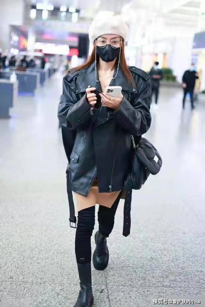 大衣 秦岚认真过冬了，穿黑色外套低调又显年轻，脚踩“尖头鞋”好时髦