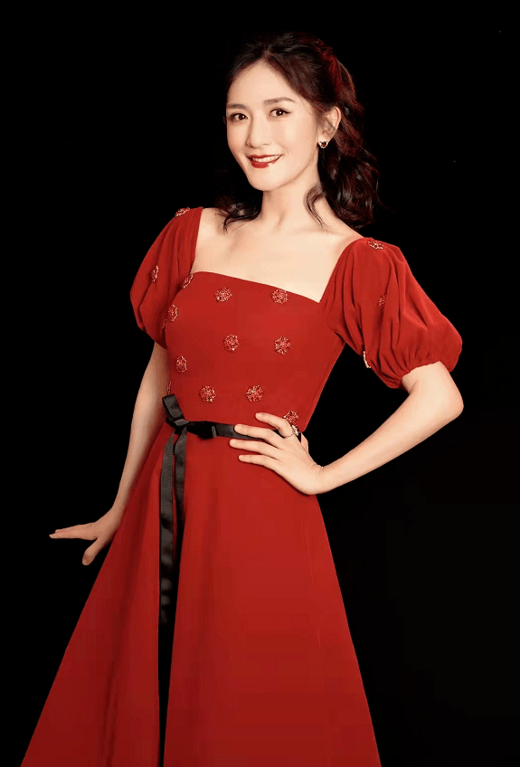 原创28岁马凡舒首登春晚主持太惊艳穿谢娜同款红裙气质更出众超美