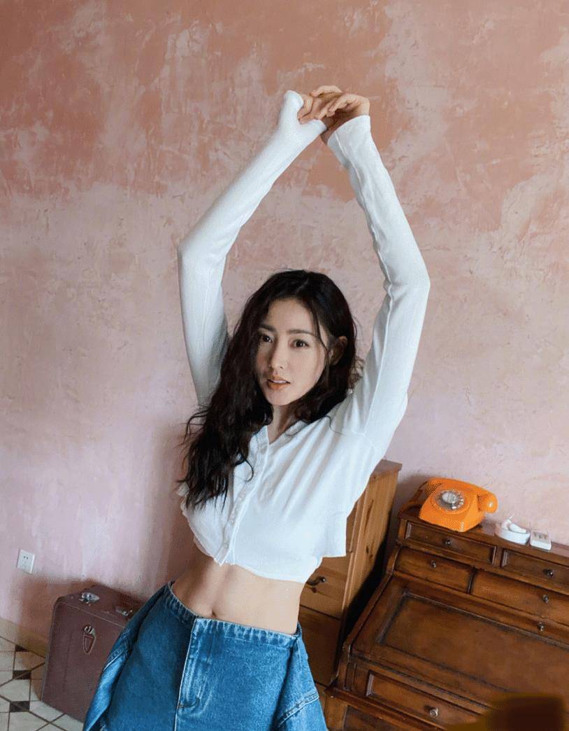 张天 张天爱“马甲线”太惹眼，简洁穿搭不“简单”，完美身材一览无遗