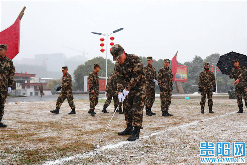 机动|武警贵州省总队机动支队举办雪中趣味高尔夫球赛