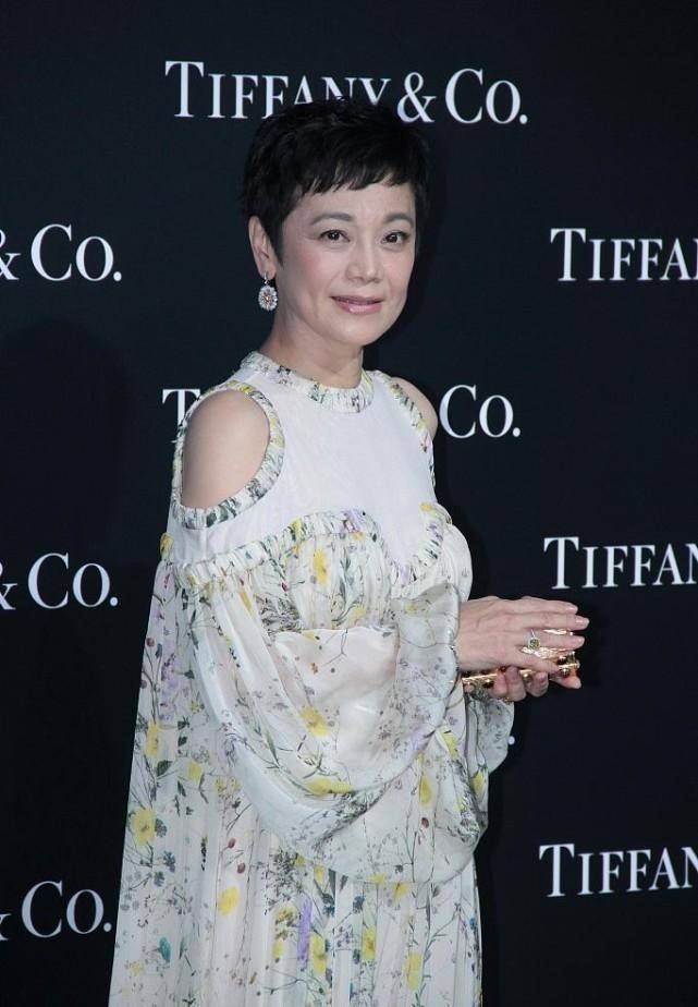 黑色 自然老去的张艾嘉有多美,穿镂空印花裙清新大方,有皱纹也耐看