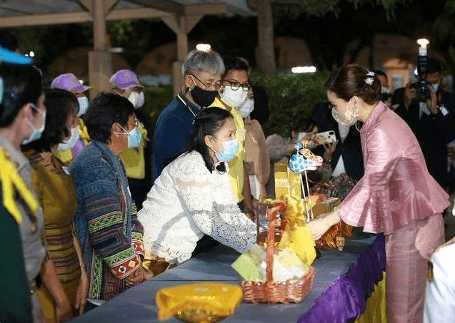 刺绣 苏提达穿对了，选玉兰花刺绣旗袍裙祭祖，粉嫩造型美过85后诗妮娜