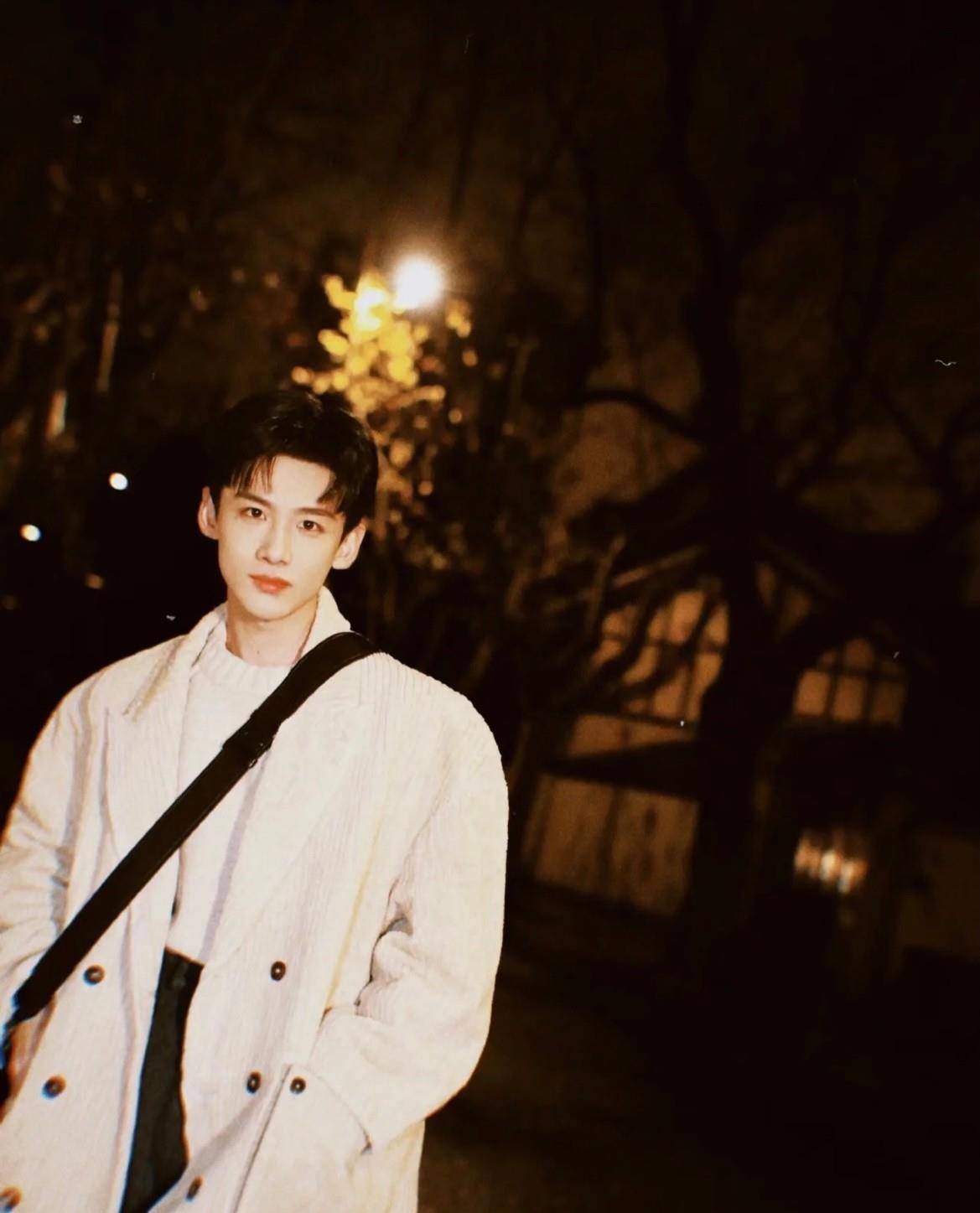 出圈 白敬亭又火了,私下穿搭也出圈,蓝色印花毛衣配阔腿裤好显嫩