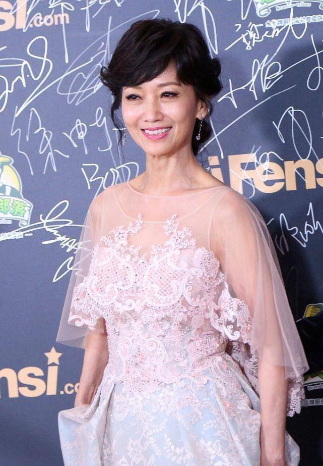 身材 赵雅芝奔七了，可穿粉色蕾丝裙一点不夸张，气质甜美身材更耐看