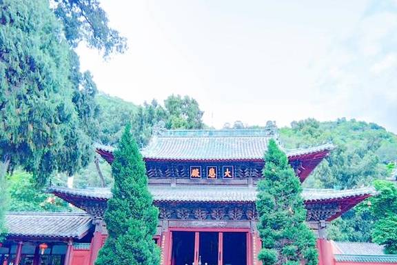 深山古寺没用一颗钉子，雕刻着一万条龙，当地人称为“龙宫”