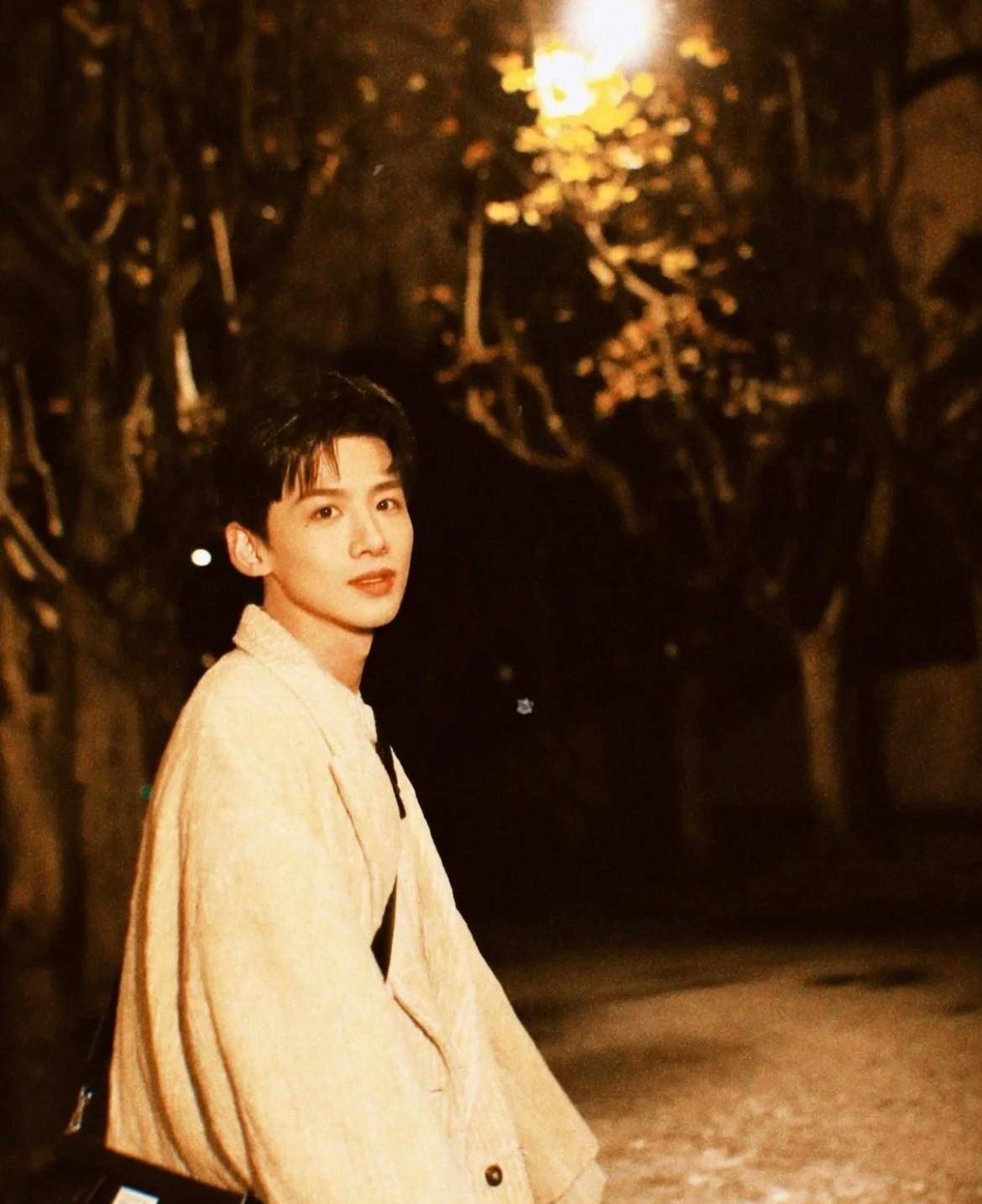 出圈 白敬亭又火了,私下穿搭也出圈,蓝色印花毛衣配阔腿裤好显嫩