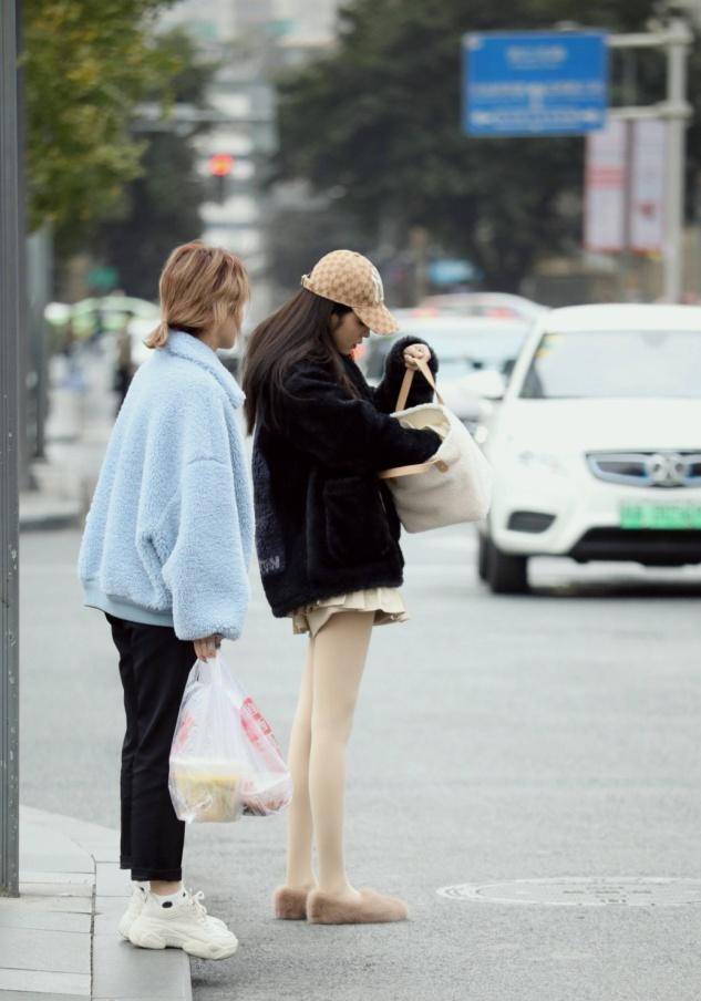 女生 冬天流行的不是羽绒服，而是这种保暖又时髦的外套，超有范儿