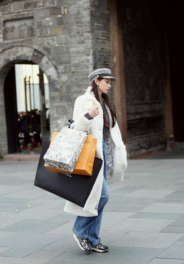 女生 冬天流行的不是羽绒服，而是这种保暖又时髦的外套，超有范儿