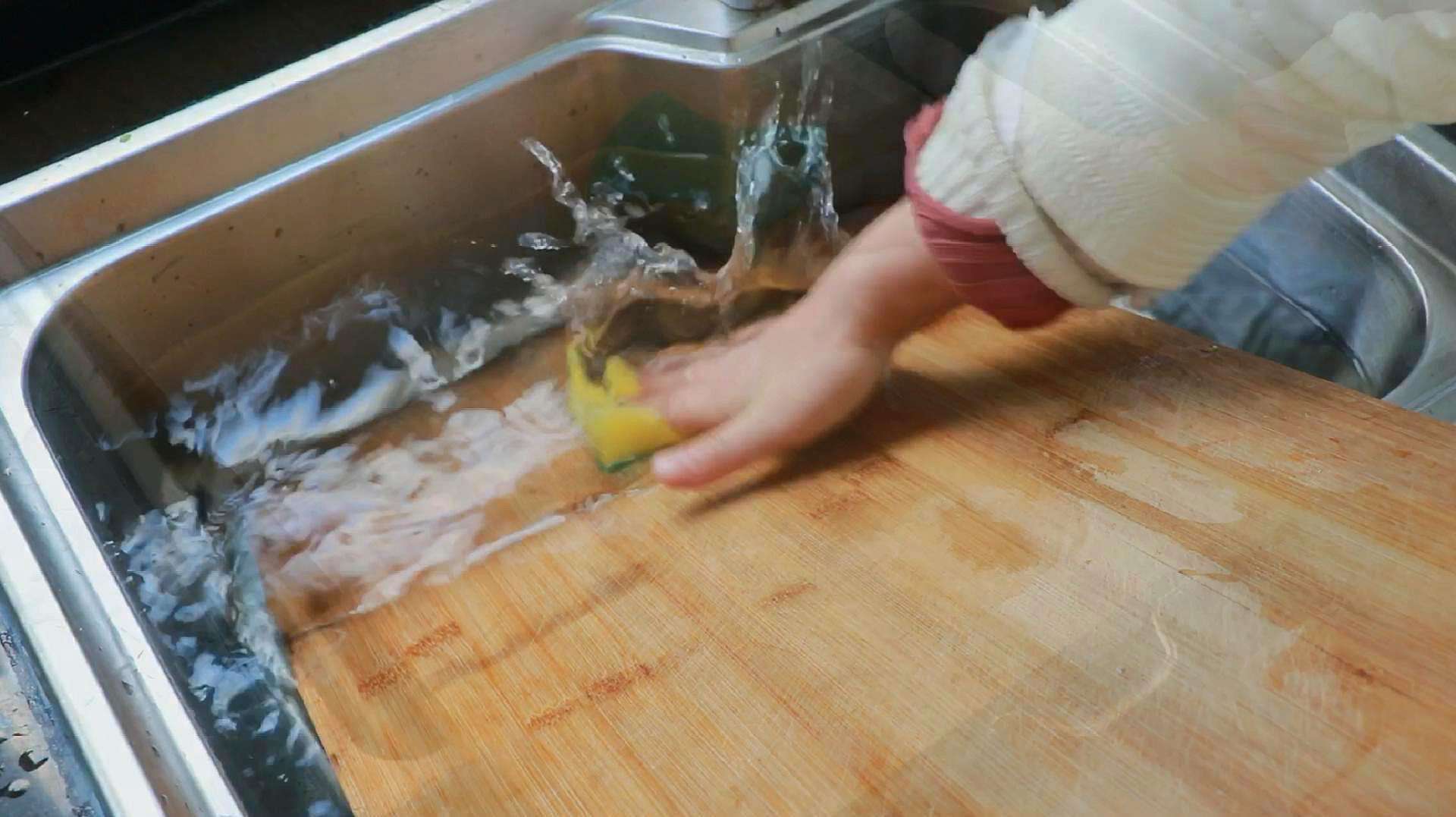 菜板发霉了还能切菜吗 d51c1381eae2460b804ac79fd92b2c66.jpeg