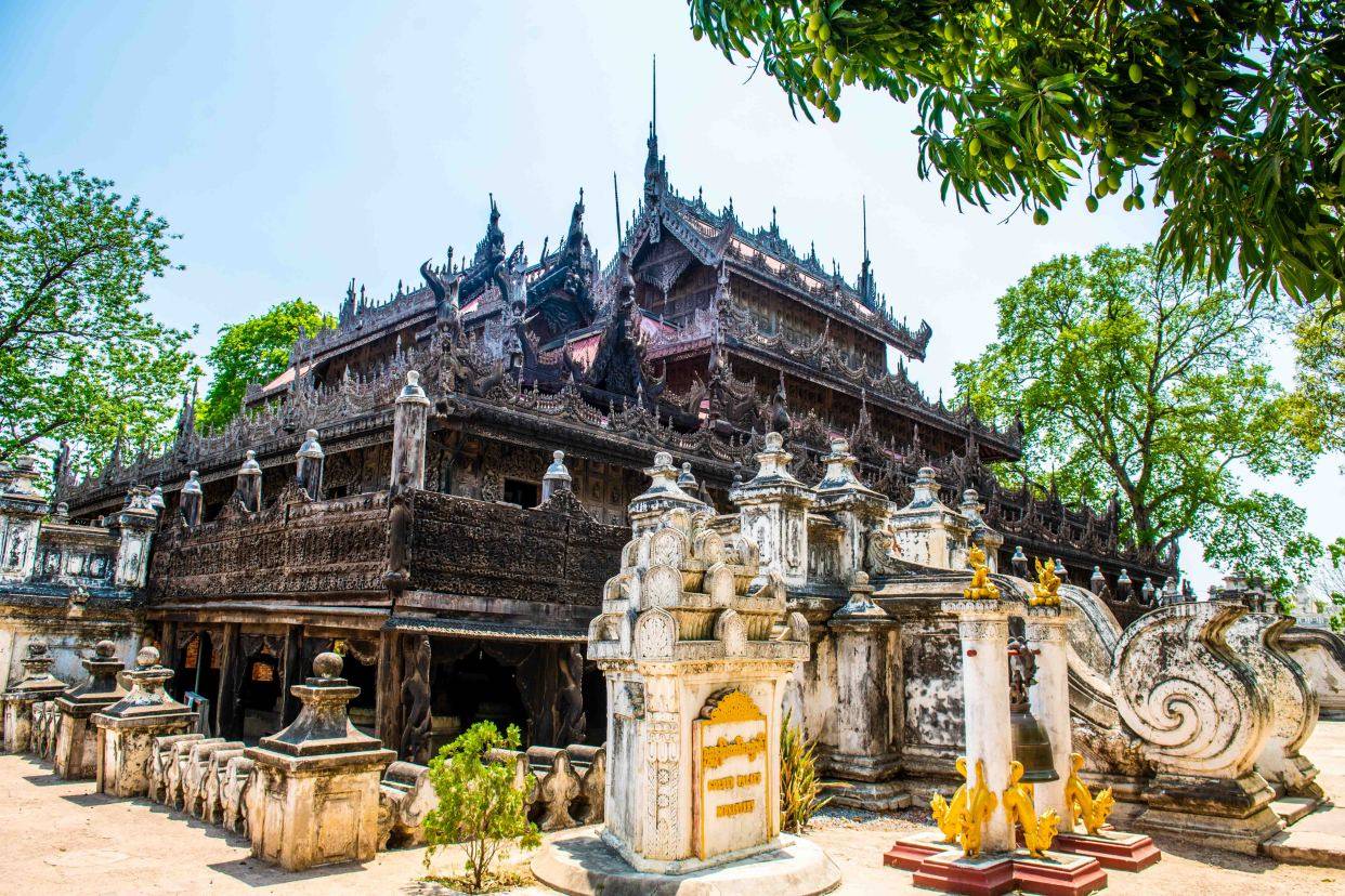 缅甸超奇怪寺庙，由纯柚木建造，却被誉为金色宫殿， 你知为何吗