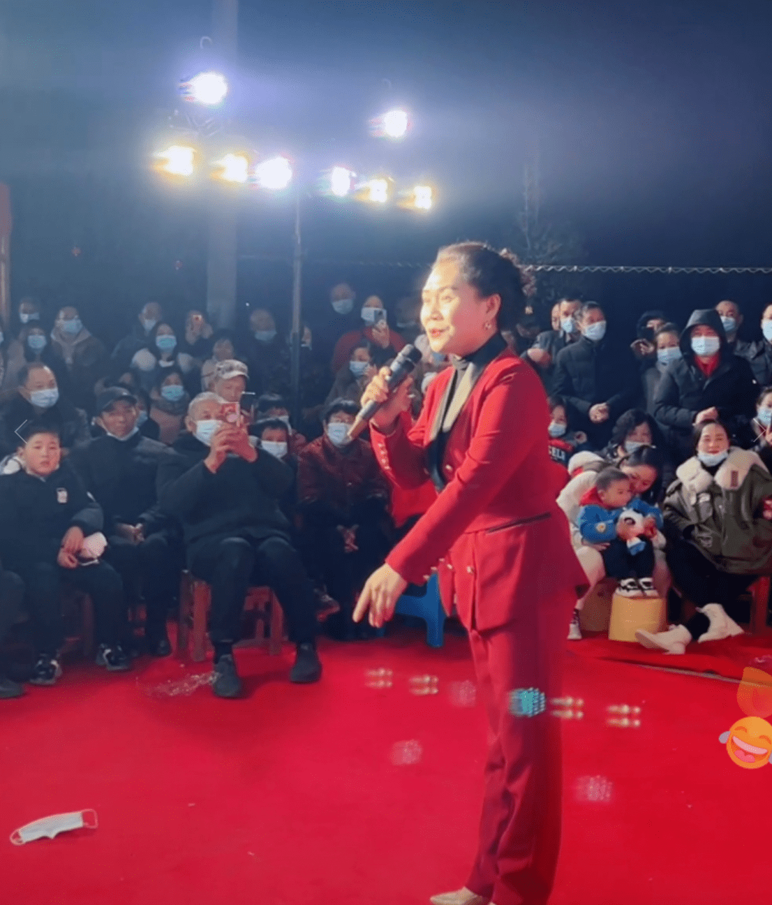原创开门红大衣哥袁庆等新年首场商演落幕场地简陋却难掩观众热情