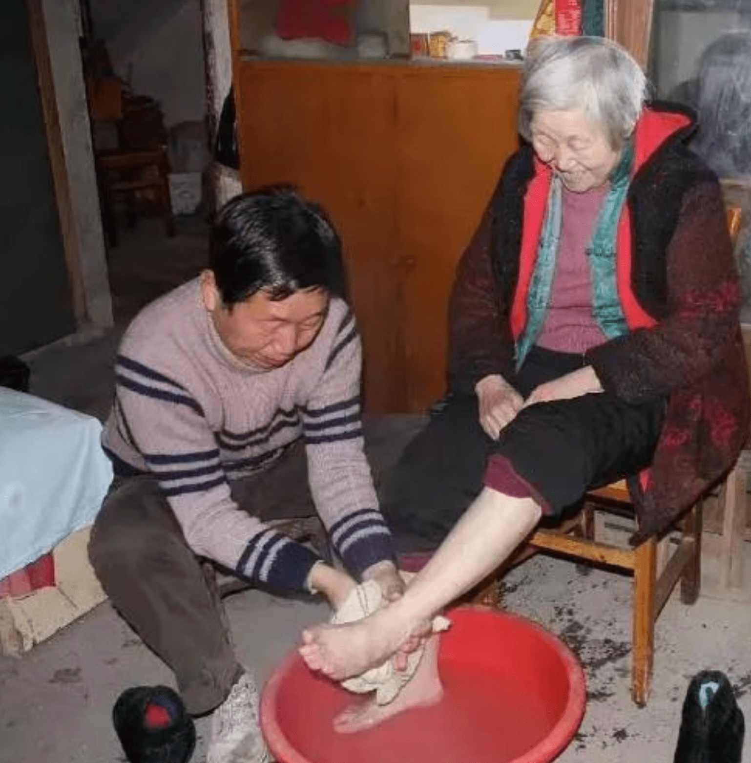 结局|“我上海6套房，只想抱孙子”，56岁大妈赌气生二胎，结局心酸
