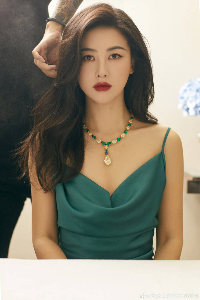 原创朱珠穿吊带绿色长裙超妩媚她肤白貌美太性感火辣