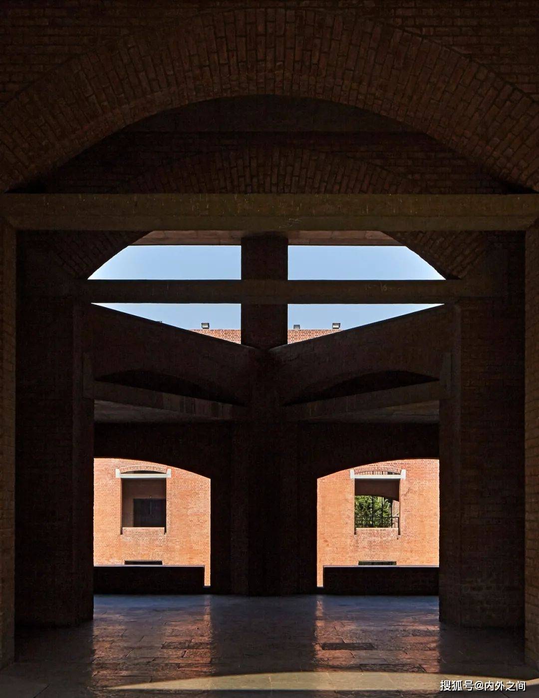 路易斯·康 / 印度管理学院_进行_教学_走廊