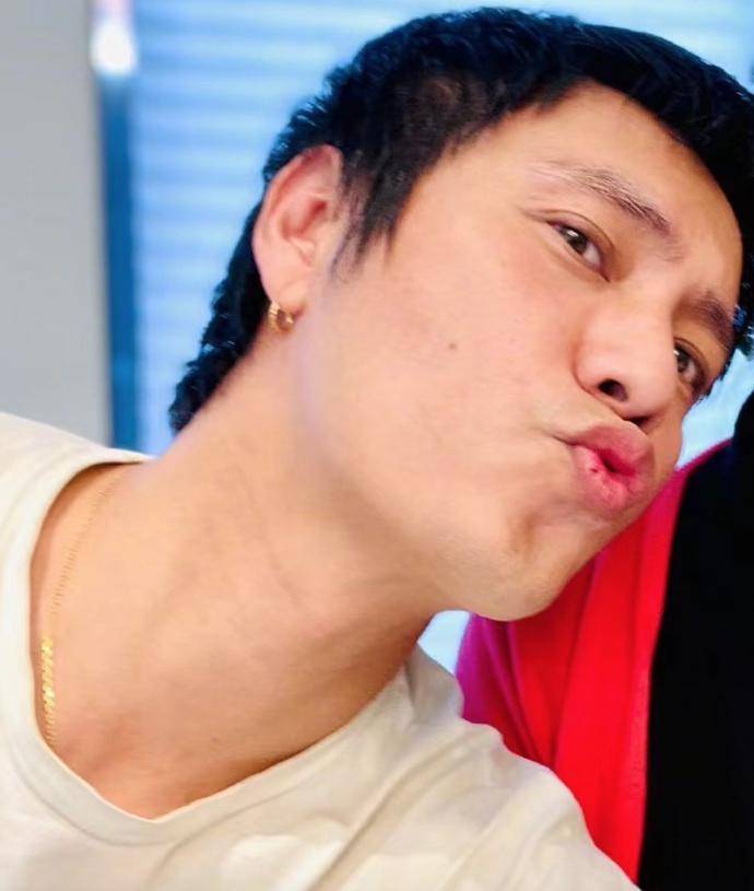 原创46岁陈坤晒与母亲合照庆生戴金耳环嘟嘴卖萌妈妈翡翠有巴掌大