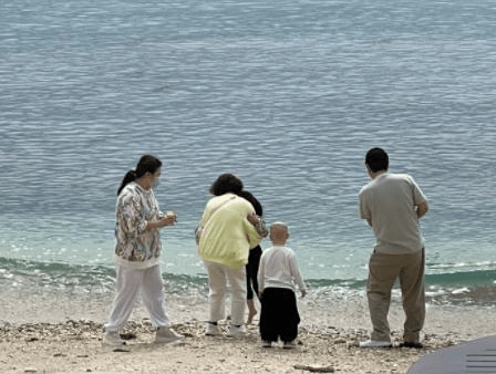 效果 沈腾祖孙三代三亚度假，妻子奶奶风打扮比丈夫还壮硕，儿子大变样