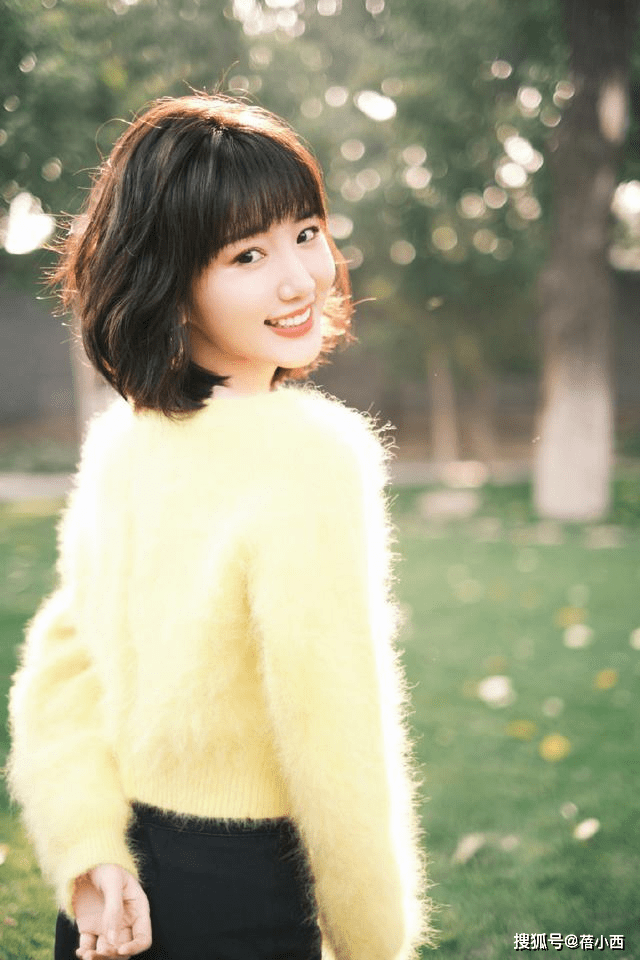 毛衣 毛晓彤越来越时髦，穿粉色泰迪熊大衣走机场，不俗反而很有高级感