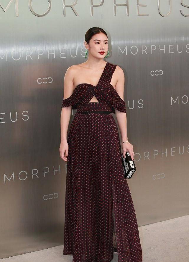 颜色 乐基儿:长胖了太多了,吊带裙装真是惊到我了,看着都丰满