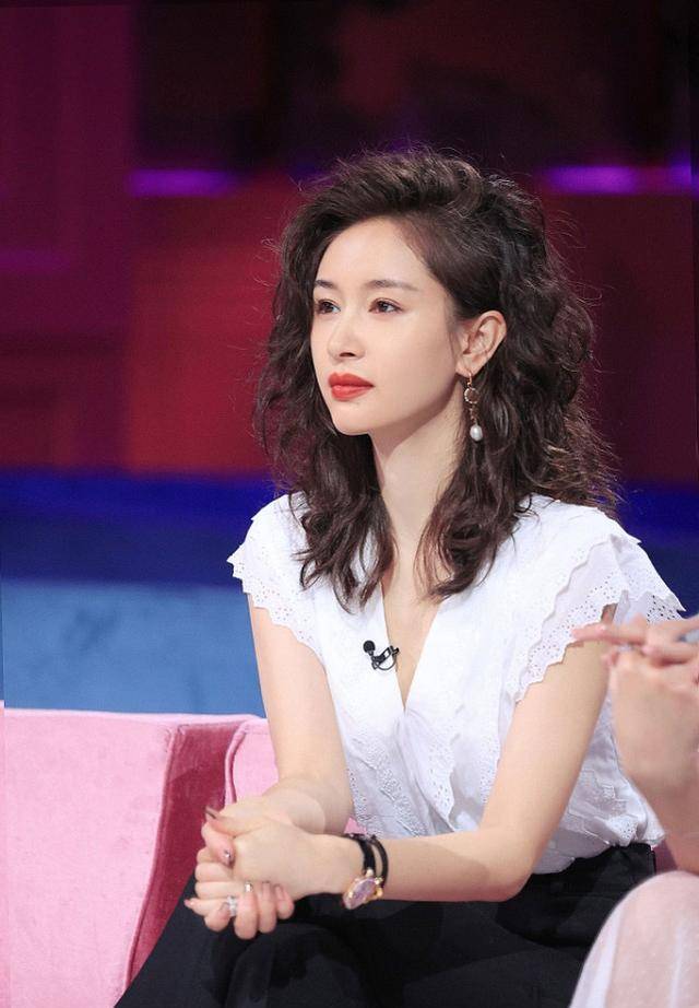 中分王子文的发型太有气场了,别看个子小,但泡面头真挺凌厉的