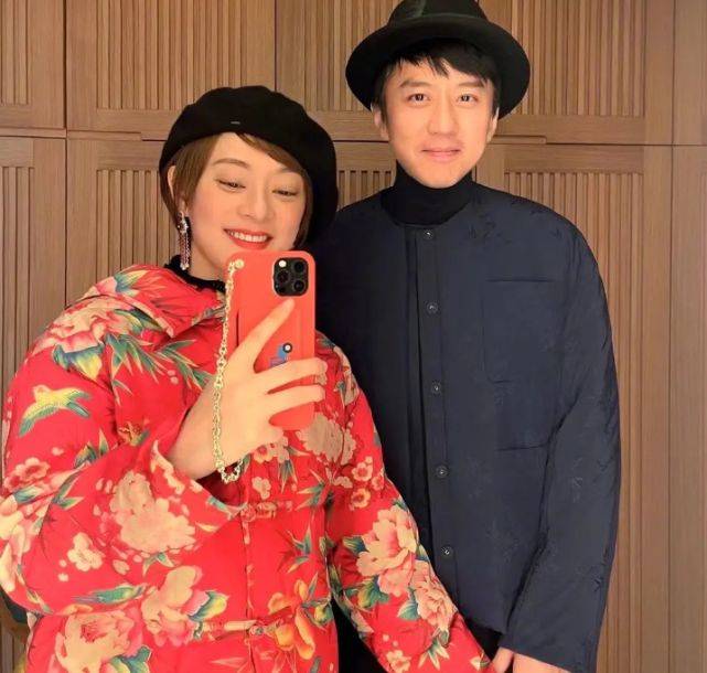 亮点 孙俪拍新年照真会玩，穿红衣配黑裤抱猫咪摆造型，喜庆洋气还减龄