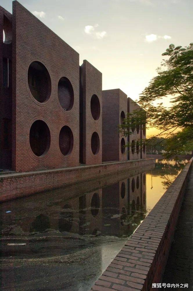 路易斯康达卡国民议会大厦