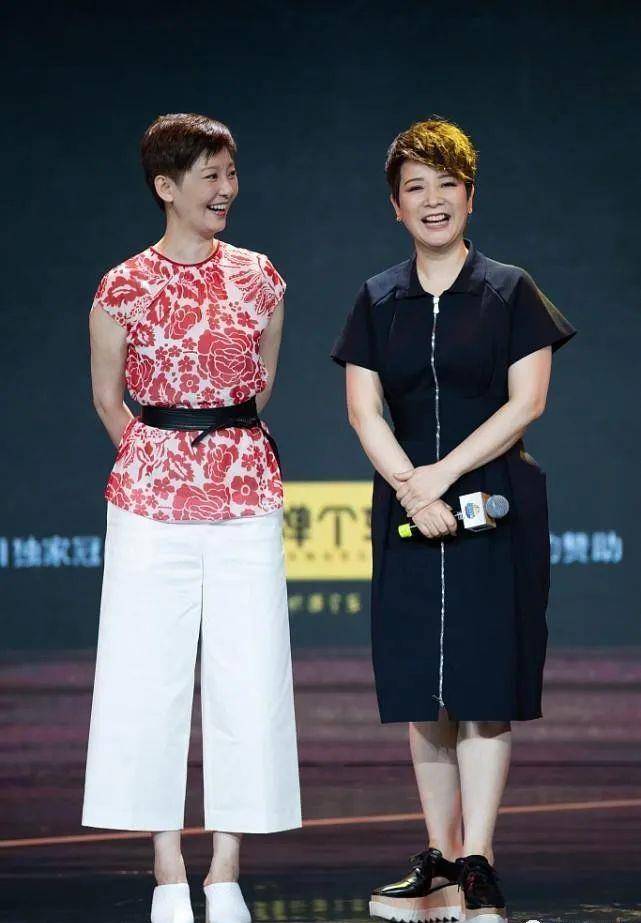 设计 徐帆穿衣挺有中年韵味的，白色羽绒服叠穿格纹装，看着就挺温暖