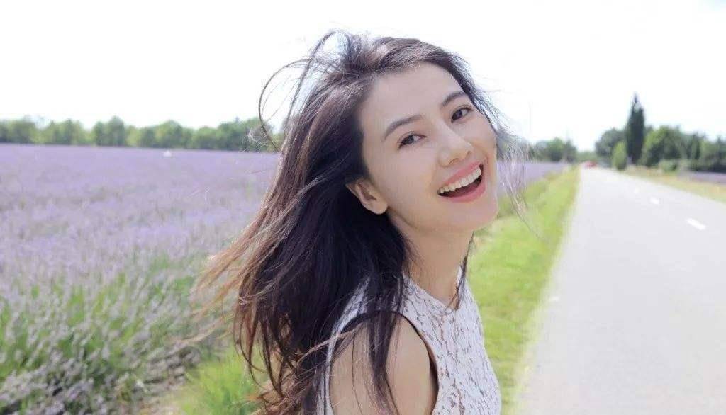 黑色 高圆圆抱10个月女儿走路像飞的！赵又廷秒变母女保镖小跟班超man