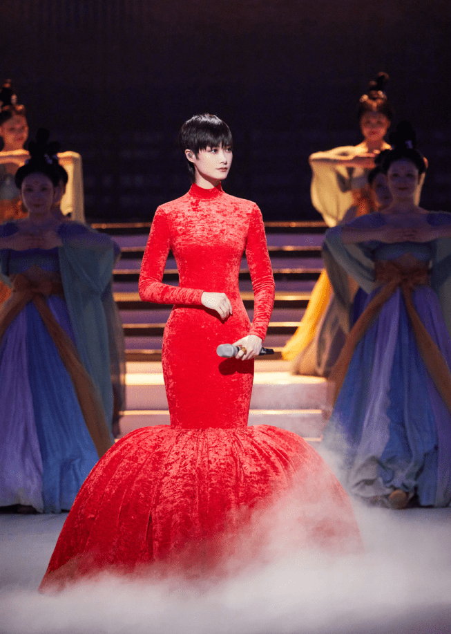 李宇春 李宇春变了不少，4套裙子一件比一件有女人味，再也不是男人婆了