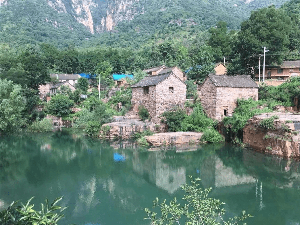 太行山深处的上腊江村,只有一条悬崖公路可以到达,如世外桃源般_村子